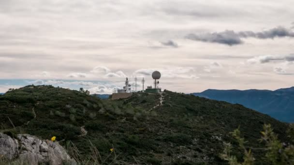 Radar y antena sobre lapso de tiempo de montaña, 4k — Vídeo de stock