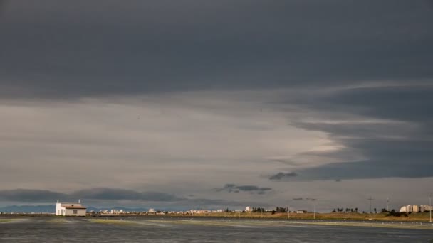 Mooie rijst velden en wolken timelapse in Albufera, Spanje. — Stockvideo