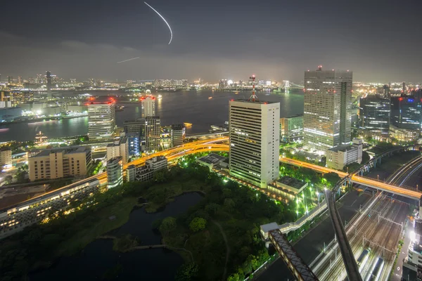 Ночной вид на горизонт Токио с острова Одайба, длительная экспозиция — стоковое фото