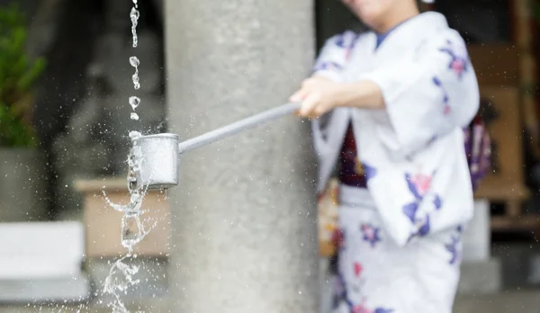 Purificación de agua en la entrada del templo japonés — Foto de Stock