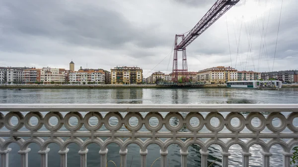 Weitwinkel der Hängebrücke über Zaun — Stockfoto