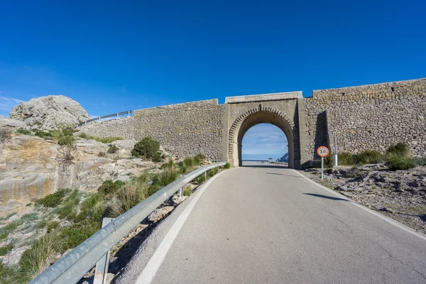 Strada curva sotto il ponte, ampio angolo — Foto Stock