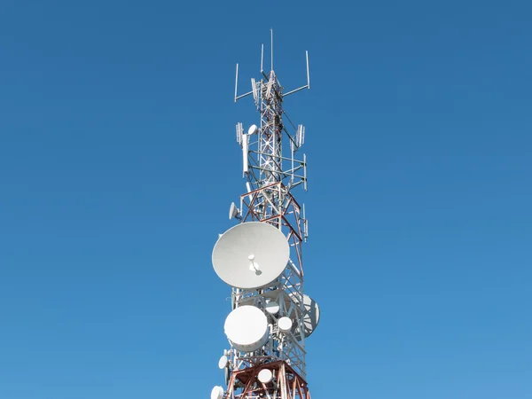 Torre de comunicação contra o céu azul — Fotografia de Stock