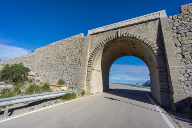 Köprü altında eğri yolu