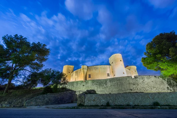 Castelo de Bellver ao pôr-do-sol em Maiorca, ângulo largo — Fotografia de Stock