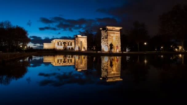 Tempel Debot staat tegen de nachtelijke hemel, time-lapse — Stockvideo