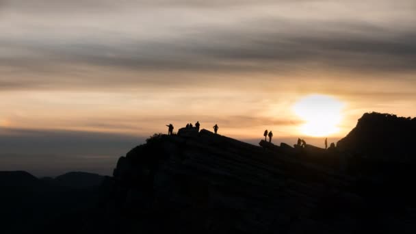 Sonnenuntergang auf dem Gipfel des Berges — Stockvideo