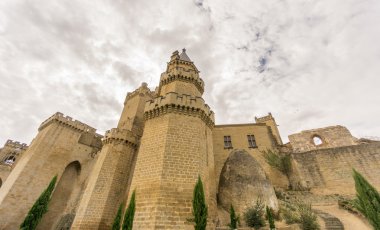 Olite Castle ile bulutlu gökyüzü: Navarra, Spain