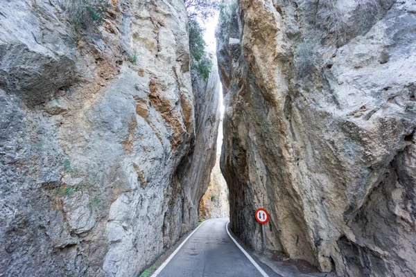 Asphalt road between rocks, wild track — Stock Photo, Image