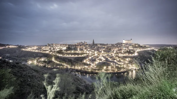 Vista de ângulo largo da cidade de Toledo à noite — Fotografia de Stock