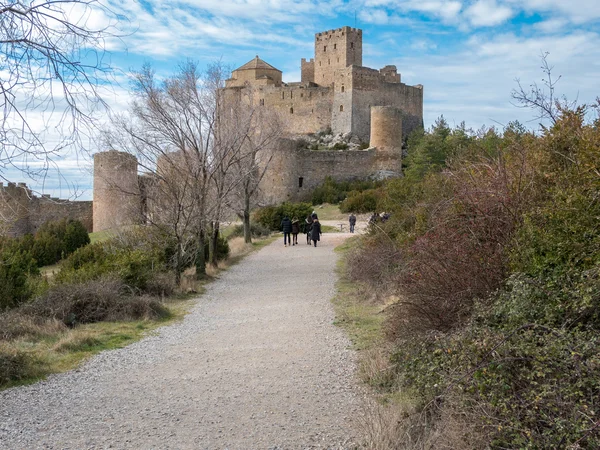 Touristen betreten mittelalterliche Burg von Loarre in Aragon, Spanien — Stockfoto