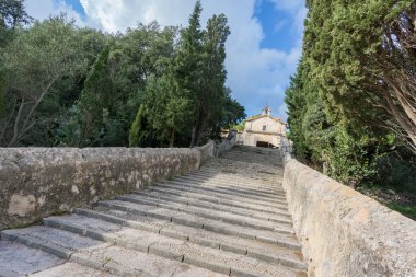 Kilisede Pollensa Mallorca üzerinde merdiven.