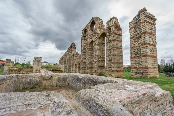 Perspectief van de aquaduct van de mirakelen in Merida, Spanje, Unesco — Stockfoto