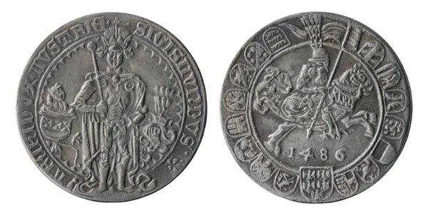 1486年にオーストリア公シギスムント ハプスブルク家の一員 によって鋳造された銀製の銀製劇場貨幣の写しは 白地に隔離されている — ストック写真
