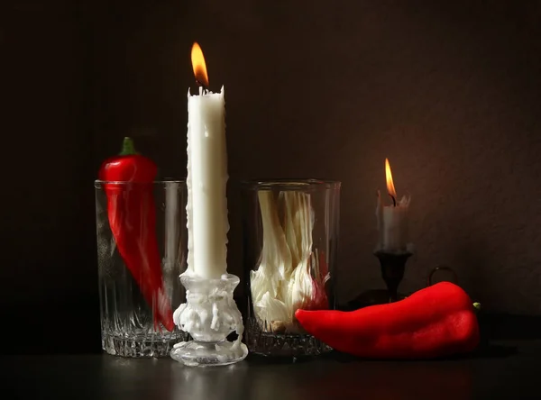 Bodegón Con Dos Candelabros Con Velas Encendidas Pimientos Rojos Ramiro — Foto de Stock