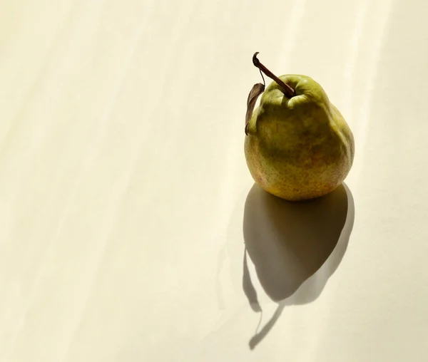 Pera Dorata Matura Succosa Con Ombra Sorprendente Sfondo Alto Chiave — Foto Stock