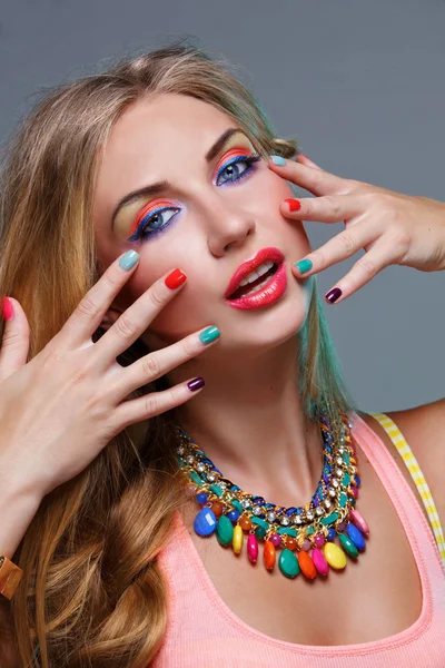 Menina com maquiagem colorida brilhante — Fotografia de Stock