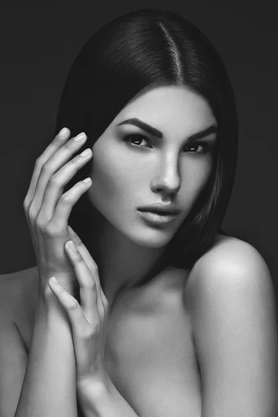 Vacker kvinna med perfekt hud — Stockfoto