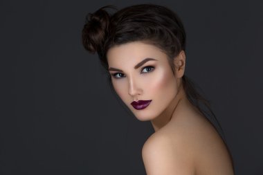 Karanlık dudaklı kız