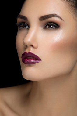 Karanlık dudaklı kız