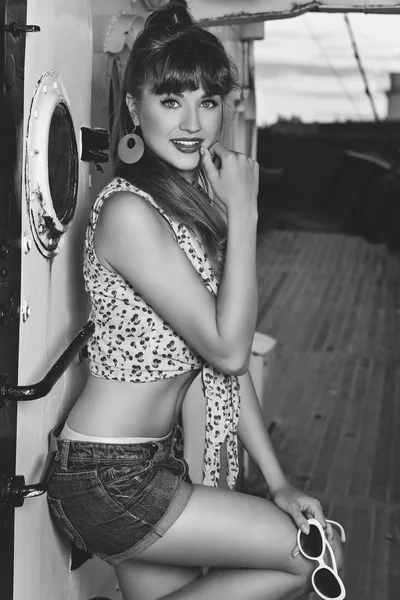 Chica Pinup en el barco —  Fotos de Stock