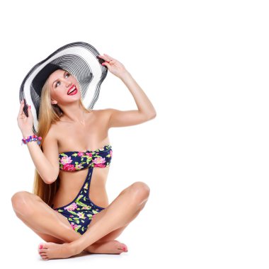 bikini ve yaz şapkalı kız