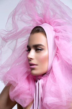 Güzel kızı kabarık pembe şapkalar