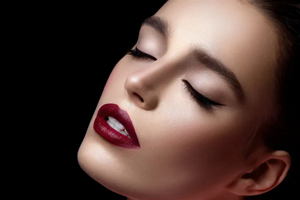 Close-up van meisje met donkere rode lippen — Stockfoto