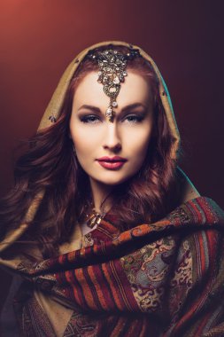 Şal güzel genç kadın