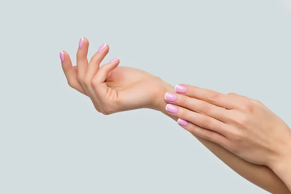 Mãos de mulher com manicure francês — Fotografia de Stock