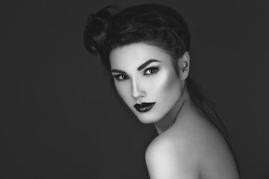 Karanlık dudaklı kız