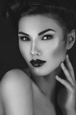 Karanlık dudaklı kız
