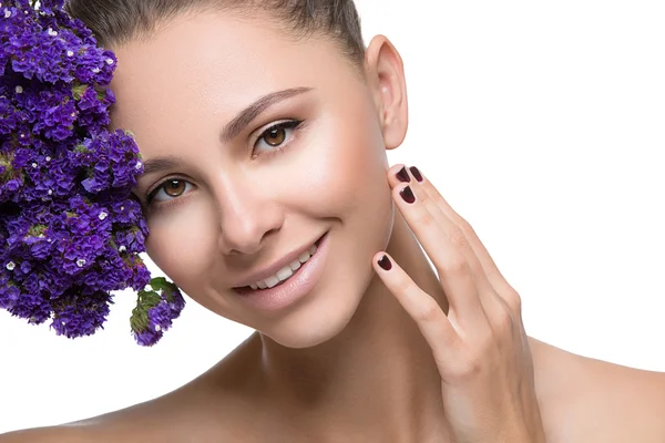 Hermosa chica con flores —  Fotos de Stock