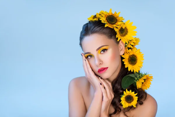 Schönes Mädchen mit Blumen im Haar — Stockfoto