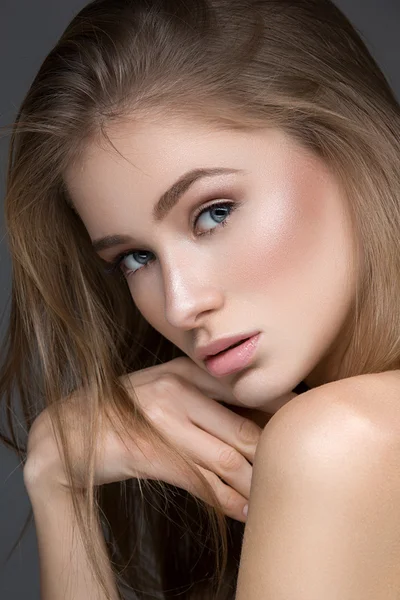 Beautiful girl with perfect skin — Stock Photo, Image