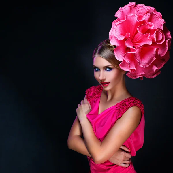 Menina com grande flor rosa na cabeça — Fotografia de Stock