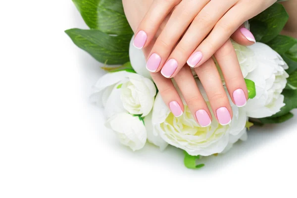 Las manos de mujer con manicura francesa — Foto de Stock