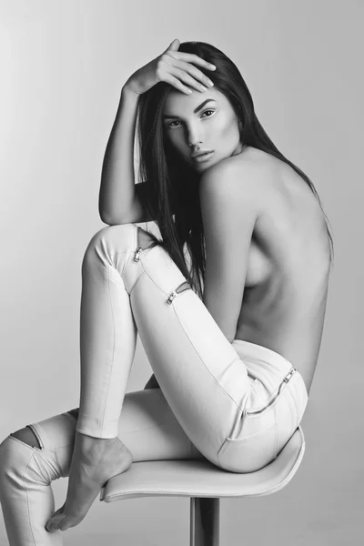 Beyaz deri pantolonlu güzel kız — Stok fotoğraf