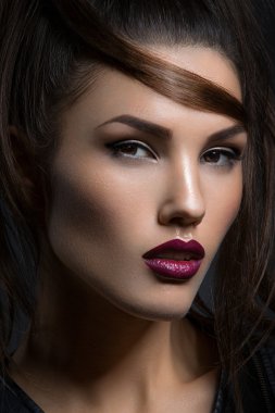 Karanlık dudaklı kız
