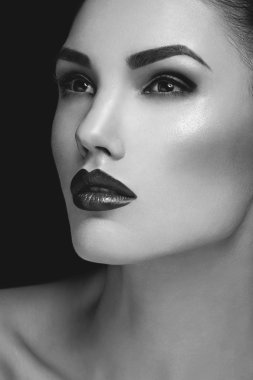 Karanlık dudaklı kız