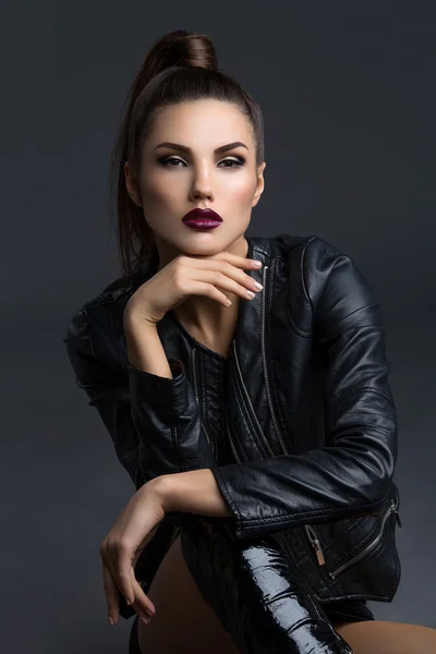 Girl in leather jacket and boots — Stock Photo, Image