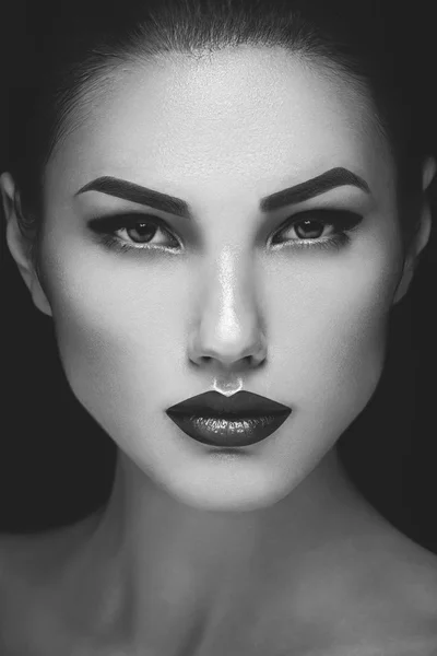 Meisje met donkere lippen — Stockfoto