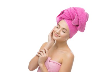 Güzel kız pembe havlu