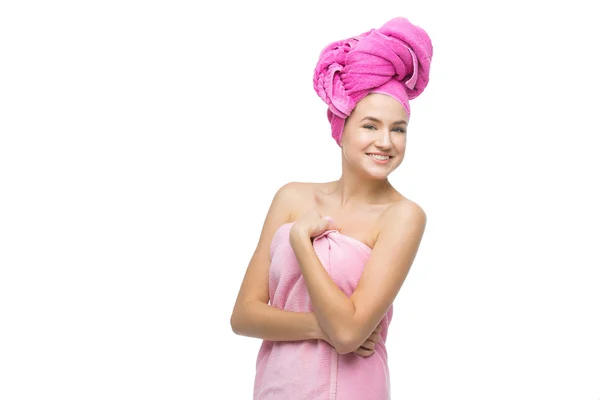 Vacker flicka i rosa handduk — Stockfoto
