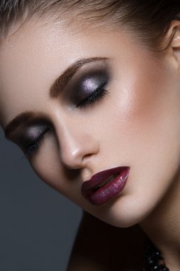 parlak bir makyaj ile güzel kız