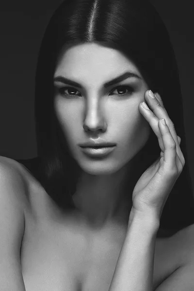 Vacker kvinna med perfekt hud — Stockfoto