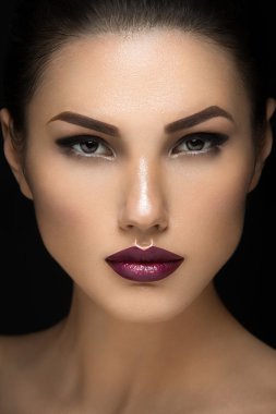 Karanlık dudaklı kız