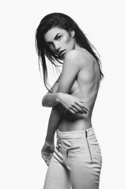 Beyaz deri pantolonlu güzel kız