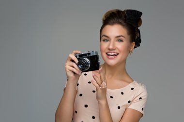 Retro kameralı kız