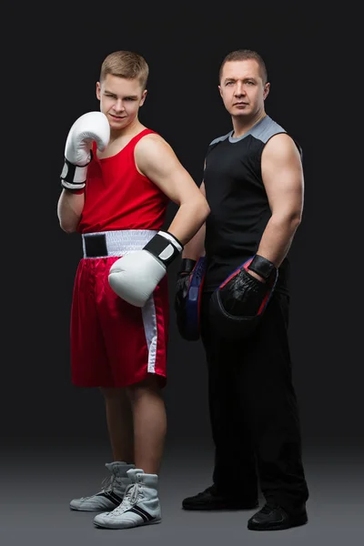 Junger Boxer mit Trainer — Stockfoto